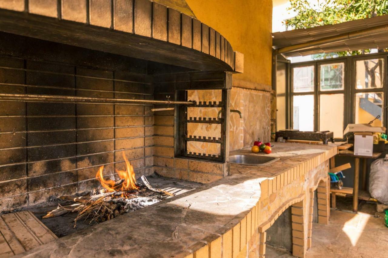 Traditional Rustic Maisonette By Konnect Agios Ioannis Peristerion Exteriör bild